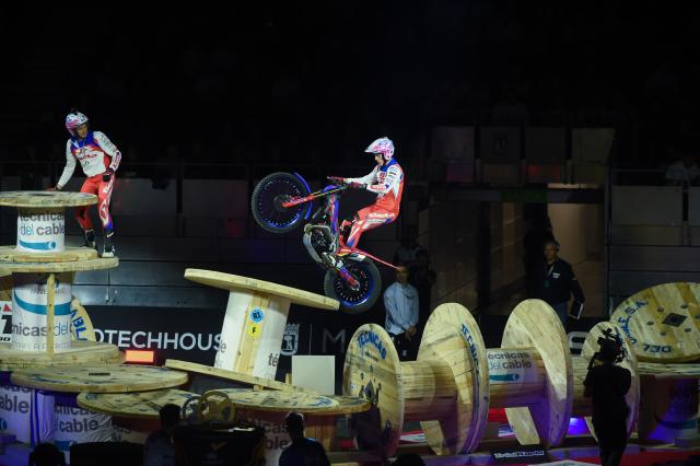 (251026) -- MADRID, Oct. 26, 2025 (Xinhua) -- Harry Hemingway (R) of Great Britain competes during the 2025-2026 FIM X-Trial World Championship, at Madrid Arena Stadium, Madrid, Spain, on Oct 25, 2025. (Photo by Gustavo Valiente/Xinhua)