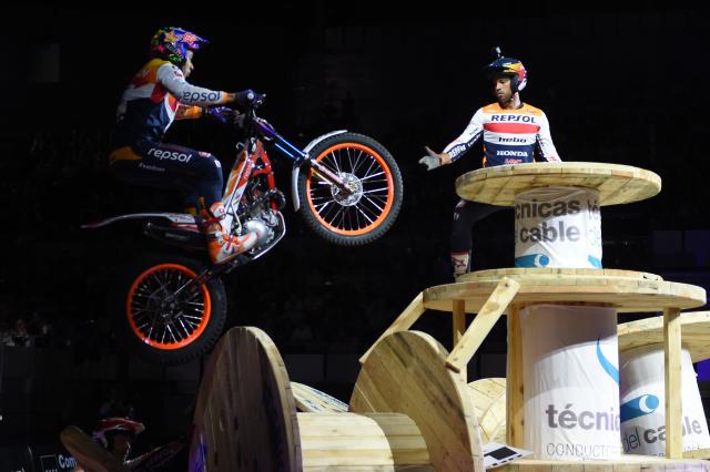 (251026) -- MADRID, Oct. 26, 2025 (Xinhua) -- Toni Bou (L) of Spain competes during the 2025-2026 FIM X-Trial World Championship, at Madrid Arena Stadium, Madrid, Spain, on Oct 25, 2025. (Photo by Gustavo Valiente/Xinhua)