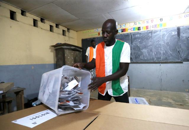 (251026) -- ABIDJAN, Oct. 26, 2025 (Xinhua) -- A staff member prepares to count ballots at a polling station in Abidjan, Cote d'Ivoire, Oct. 25, 2025. Polling stations for Cote d'Ivoire's presidential election closed at 6 p.m. local time on Saturday, marking the beginning of vote counting in Abidjan, local media reported. (Photo by Yvan Sonh/Xinhua)