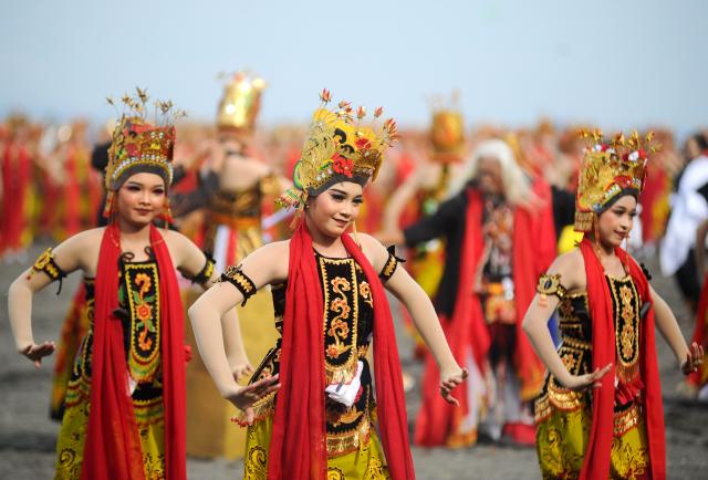 (251026) -- BANYUWANGI, Oct. 26, 2025 (Xinhua) -- Dancers perform in a mass traditional Gandrung dance during the Gandrung Sewu Festival 2025 at Marina Boom Beach in Banyuwangi, East Java, Indonesia, on Oct. 25, 2025. (Photo by Sahlan Kurniawan/Xinhua)