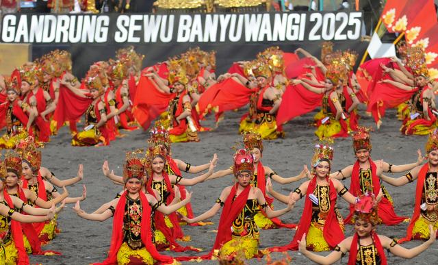 (251026) -- BANYUWANGI, Oct. 26, 2025 (Xinhua) -- Dancers perform in a mass traditional Gandrung dance during the Gandrung Sewu Festival 2025 at Marina Boom Beach in Banyuwangi, East Java, Indonesia, on Oct. 25, 2025. (Photo by Sahlan Kurniawan/Xinhua)