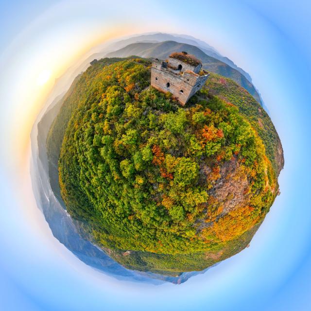 (251026) -- QINHUANGDAO, Oct. 26, 2025 (Xinhua) -- A panoramic aerial drone photo taken on Oct. 25, 2025 shows the autumn scenery of the Dongjiakou section of the Great Wall at sunset in Qinghuangdao, north China's Hebei Province. (Xinhua/Chen Yehua)