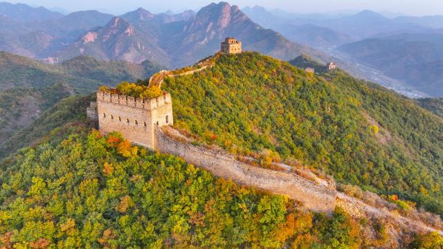 (251026) -- QINHUANGDAO, Oct. 26, 2025 (Xinhua) -- A drone photo taken on Oct. 25, 2025 shows the autumn scenery of the Dongjiakou section of the Great Wall in Qinghuangdao, north China's Hebei Province. (Xinhua/Chen Yehua)