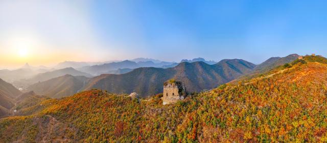 (251026) -- QINHUANGDAO, Oct. 26, 2025 (Xinhua) -- A panoramic aerial drone photo taken on Oct. 25, 2025 shows the autumn scenery of the Dongjiakou section of the Great Wall at sunset in Qinghuangdao, north China's Hebei Province. (Xinhua/Chen Yehua)