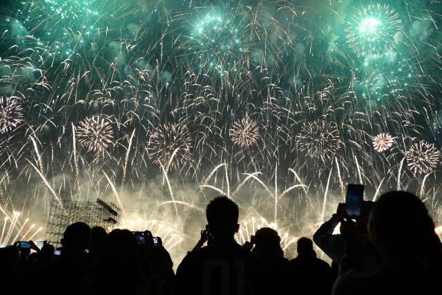 (251026) -- BEIJING, Oct. 26, 2025 (Xinhua) -- People enjoy a firework show in Liuyang City, central China's Hunan Province, Oct. 24, 2025. The opening ceremony of the 17th Liuyang Fireworks Cultural Festival was held here on Friday. Liuyang is well-known for its fireworks industry. (Xinhua/Chen Zhenhai)