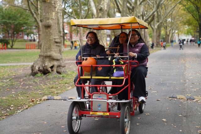(251026) -- NEW YORK, Oct. 26, 2025 (Xinhua) -- People ride during a fall festival at the Governors Island in New York, the United States, on Oct. 25, 2025.
  A festival was held at the Governors Island in New York on Saturday, attracting locals and visitors to celebrate the fall harvest with various family-friendly activities. (Xinhua/Zhang Fengguo)