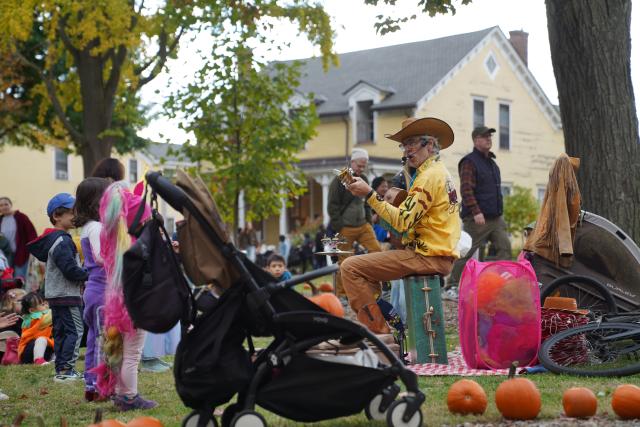 (251026) -- NEW YORK, Oct. 26, 2025 (Xinhua) -- A musician performs during a fall festival at the Governors Island in New York, the United States, on Oct. 25, 2025.
  A festival was held at the Governors Island in New York on Saturday, attracting locals and visitors to celebrate the fall harvest with various family-friendly activities. (Xinhua/Zhang Fengguo)