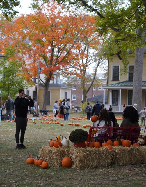 (251026) -- NEW YORK, Oct. 26, 2025 (Xinhua) -- A man takes photos during a fall festival at the Governors Island in New York, the United States, on Oct. 25, 2025.
  A festival was held at the Governors Island in New York on Saturday, attracting locals and visitors to celebrate the fall harvest with various family-friendly activities. (Xinhua/Zhang Fengguo)