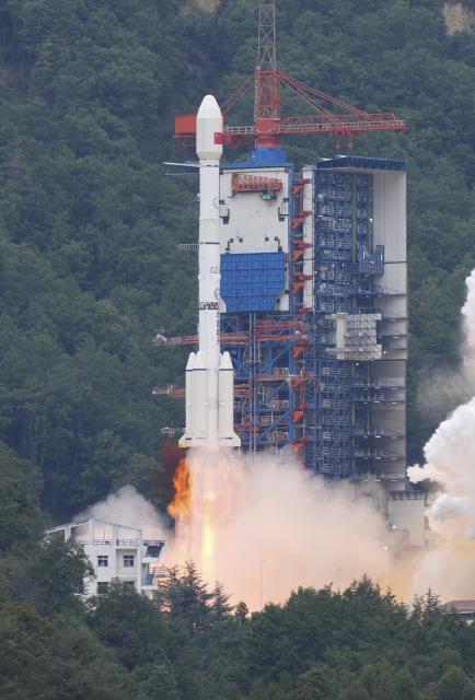 (251026) -- XICHANG, Oct. 26, 2025 (Xinhua) -- A Long March-3B carrier rocket carrying the Gaofen-14 02 satellite blasts off from the Xichang Satellite Launch Center in southwest China's Sichuan Province, Oct. 26, 2025.
  The satellite was launched at 11:55 a.m. (Beijing Time) and entered the planned orbit successfully. (Photo by Wang Yinjie/Xinhua)