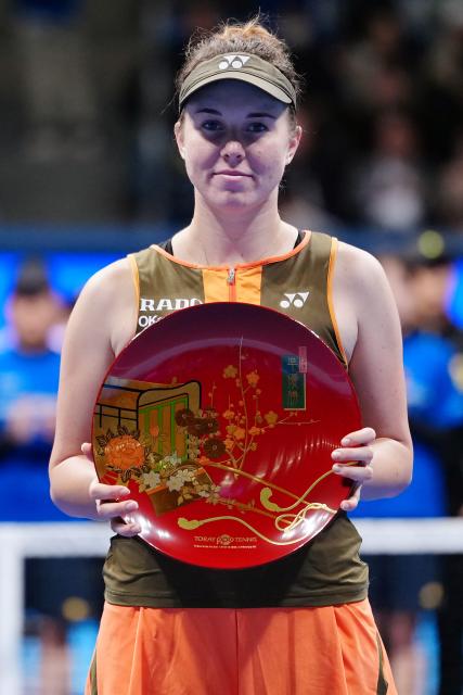 (251026) -- TOKYO, Oct. 26, 2025 (Xinhua) -- Linda Noskova of the Czech Republic poses during the awarding ceremony after the women's singles final match between Belinda Bencic of Switzerland and Linda Noskova of the Czech Republic at the Pan Pacific Open tennis tournament in Tokyo, Japan, on Oct. 26, 2025. (Xinhua/Jia Haocheng)