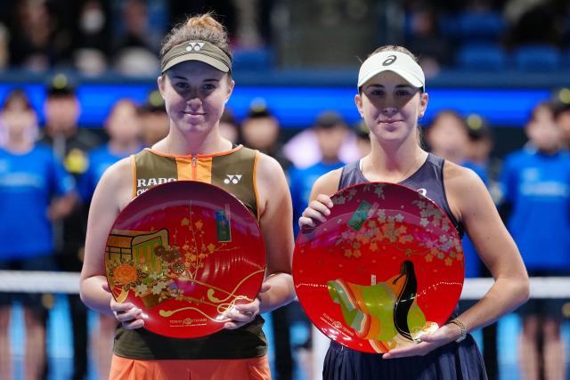 (251026) -- TOKYO, Oct. 26, 2025 (Xinhua) -- Belinda Bencic (R) of Switzerland and Linda Noskova of the Czech Republic pose during the awarding ceremony after the women's singles final match at the Pan Pacific Open tennis tournament in Tokyo, Japan, on Oct. 26, 2025. (Xinhua/Jia Haocheng)