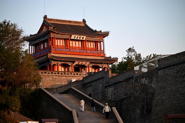 (251026) -- QINHUANGDAO, Oct. 26, 2025 (Xinhua) -- This photo taken on Oct. 26, 2025 shows a view of the Laolongtou scenic spot at sunrise in Shanhaiguan Pass, Qinhuangdao City, north China's Hebei Province. (Xinhua/Chen Yehua)