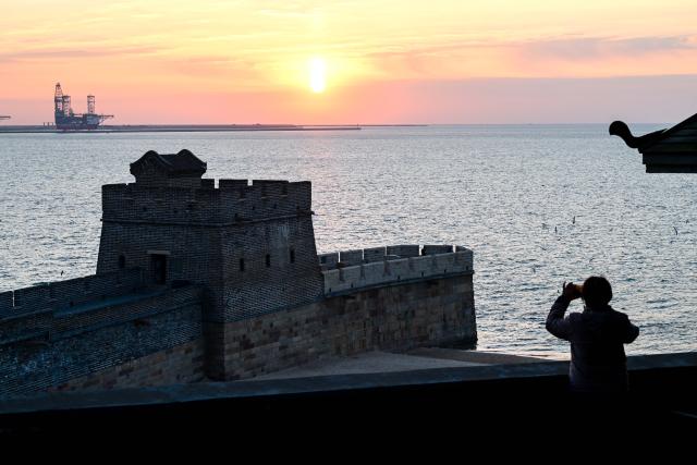 (251026) -- QINHUANGDAO, Oct. 26, 2025 (Xinhua) -- This photo taken on Oct. 26, 2025 shows the scenery of sunrise at the Laolongtou scenic spot in Shanhaiguan Pass, Qinhuangdao City, north China's Hebei Province. (Xinhua/Chen Yehua)