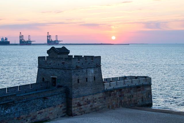 (251026) -- QINHUANGDAO, Oct. 26, 2025 (Xinhua) -- This photo taken on Oct. 26, 2025 shows the scenery of sunrise at the Laolongtou scenic spot in Shanhaiguan Pass, Qinhuangdao City, north China's Hebei Province. (Xinhua/Chen Yehua)