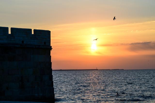 (251026) -- QINHUANGDAO, Oct. 26, 2025 (Xinhua) -- This photo taken on Oct. 26, 2025 shows the scenery of sunrise at the Laolongtou scenic spot in Shanhaiguan Pass, Qinhuangdao City, north China's Hebei Province. (Xinhua/Chen Yehua)