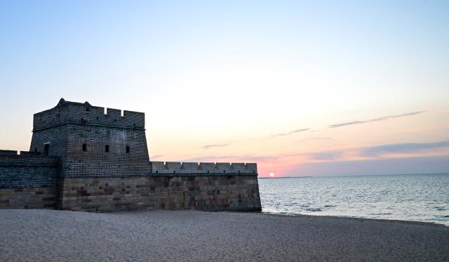 (251026) -- QINHUANGDAO, Oct. 26, 2025 (Xinhua) -- This photo taken on Oct. 26, 2025 shows the scenery of sunrise at the Laolongtou scenic spot in Shanhaiguan Pass, Qinhuangdao City, north China's Hebei Province. (Xinhua/Chen Yehua)