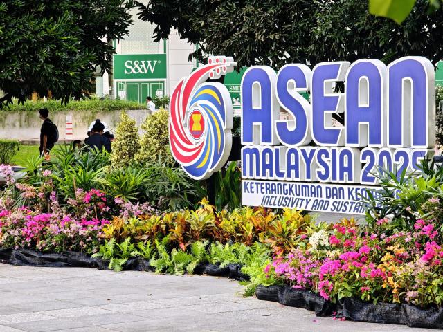 (251026) -- KUALA LUMPUR, Oct. 26, 2025 (Xinhua) -- This photo taken on Oct. 26, 2025 shows a logo of the 47th Association of Southeast Asian Nations (ASEAN) Summit on a street in Kuala Lumpur, Malaysia.
  The 47th ASEAN Summit and related summits kicked off in Kuala Lumpur, Malaysia, on Sunday under the theme "Inclusivity and Sustainability." (Xinhua/Xing Guangli)
