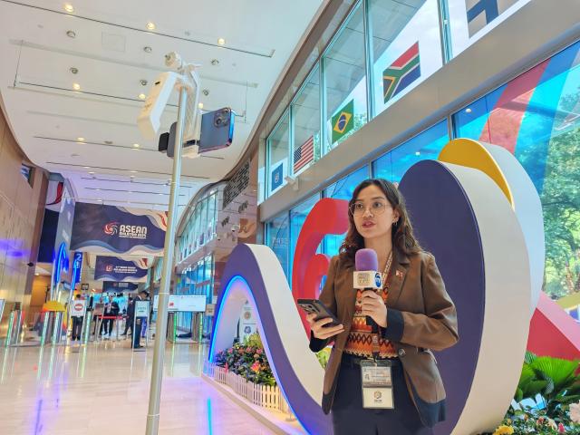 (251026) -- KUALA LUMPUR, Oct. 26, 2025 (Xinhua) -- A journalist works at the press center of the 47th Association of Southeast Asian Nations (ASEAN) Summit in Kuala Lumpur, Malaysia, Oct. 26, 2025.
  The 47th ASEAN Summit and related summits kicked off in Kuala Lumpur, Malaysia, on Sunday under the theme "Inclusivity and Sustainability." (Xinhua/Xing Guangli)