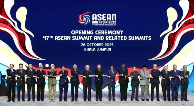 (251026) -- KUALA LUMPUR, Oct. 26, 2025 (Xinhua) -- Leaders pose for a group photo during the opening ceremony of the 47th Association of Southeast Asian Nations (ASEAN) Summit and related summits in Kuala Lumpur, Malaysia, Oct. 26, 2025.
  The 47th ASEAN Summit and related summits kicked off in Kuala Lumpur, Malaysia, on Sunday under the theme "Inclusivity and Sustainability." (Xinhua/Cen Yunpeng)