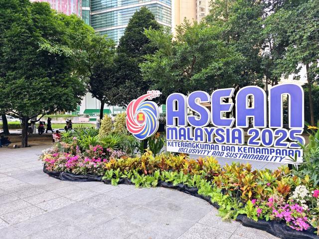 (251026) -- KUALA LUMPUR, Oct. 26, 2025 (Xinhua) -- This photo taken on Oct. 26, 2025 shows a logo of the 47th Association of Southeast Asian Nations (ASEAN) Summit on a street in Kuala Lumpur, Malaysia.
  The 47th ASEAN Summit and related summits kicked off in Kuala Lumpur, Malaysia, on Sunday under the theme "Inclusivity and Sustainability." (Xinhua/Xing Guangli)