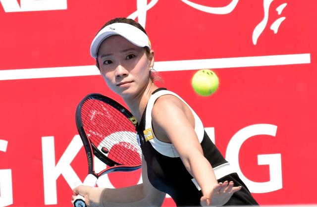 (251026) -- HONG KONG, Oct. 26, 2025 (Xinhua) -- Kobori Momoko hits a return during the women's singles qualifying match between Kobori Momoko of Japan and You Xiaodi of China at Hong Kong Open tennis tournament 2025 in Hong Kong, south China, on Oct. 26, 2025. (Xinhua/Lo Ping Fai)