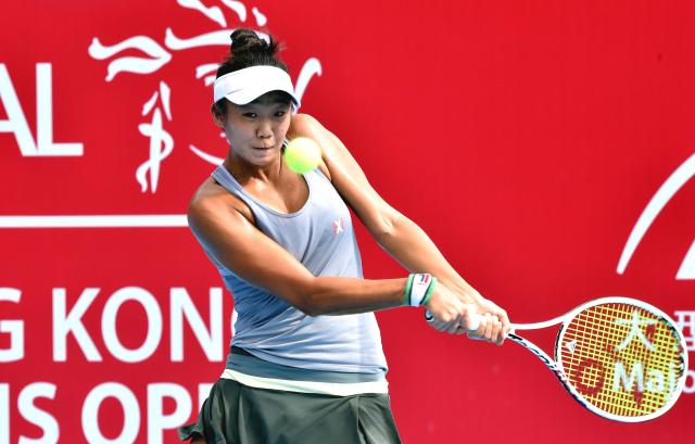 (251026) -- HONG KONG, Oct. 26, 2025 (Xinhua) -- Amy Zhu hits a return during the women's singles qualifying match between Amy Zhu of the United States and Ma Yexin of China at Hong Kong Open tennis tournament 2025 in Hong Kong, south China, on Oct. 26, 2025. (Xinhua/Lo Ping Fai)