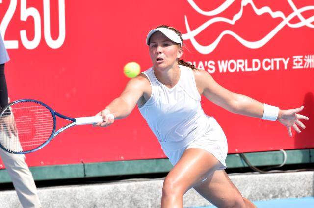 (251026) -- HONG KONG, Oct. 26, 2025 (Xinhua) -- Maddison Inglis hits a return during the women's singles qualifying match between Maddison Inglis of Australia and Lu Jiajing of China at Hong Kong Open tennis tournament 2025 in Hong Kong, south China, on Oct. 26, 2025. (Xinhua/Lo Ping Fai)