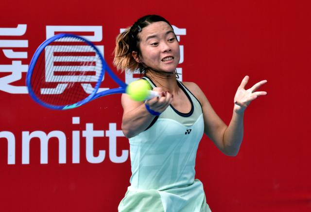 (251026) -- HONG KONG, Oct. 26, 2025 (Xinhua) -- Ma Yexin hits a return during the women's singles qualifying match between Amy Zhu of the United States and Ma Yexin of China at Hong Kong Open tennis tournament 2025 in Hong Kong, south China, on Oct. 26, 2025. (Xinhua/Lo Ping Fai)