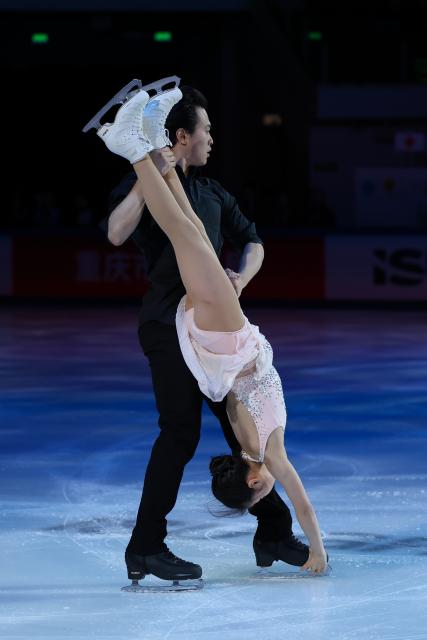 (251026) -- CHONGQING, Oct. 26, 2025 (Xinhua) -- Zhang Jiaxuan (bottom)/Huang Yihang of China perform during the exhibition gala at the Cup of China ISU Grand Prix of Figure Skating 2025 in southwest China's Chongqing Municipality, Oct. 26, 2025. (Xinhua/Huang Wei)