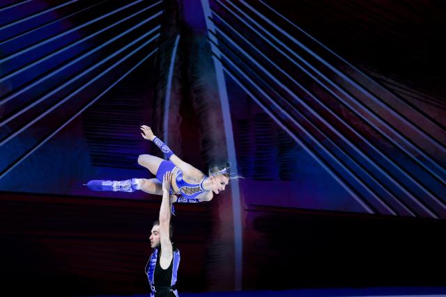 (251026) -- CHONGQING, Oct. 26, 2025 (Xinhua) -- Anastasiia Metelkina (top)/Luka Berulava of Georgia perform during the exhibition gala at the Cup of China ISU Grand Prix of Figure Skating 2025 in southwest China's Chongqing Municipality, Oct. 26, 2025. (Xinhua/Huang Wei)