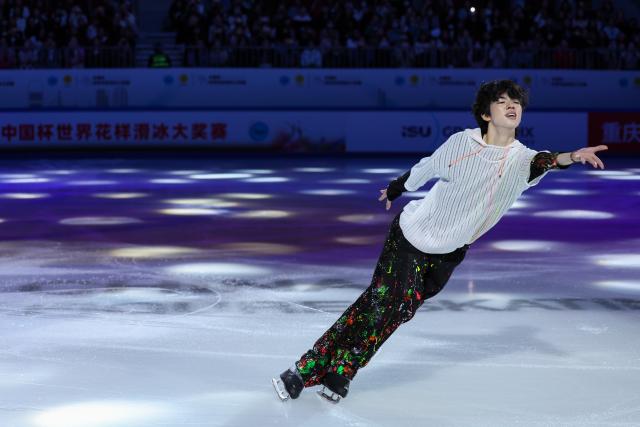 (251026) -- CHONGQING, Oct. 26, 2025 (Xinhua) -- Cha Junhwan of South Korea performs during the exhibition gala at the Cup of China ISU Grand Prix of Figure Skating 2025 in southwest China's Chongqing Municipality, Oct. 26, 2025. (Xinhua/Huang Wei)