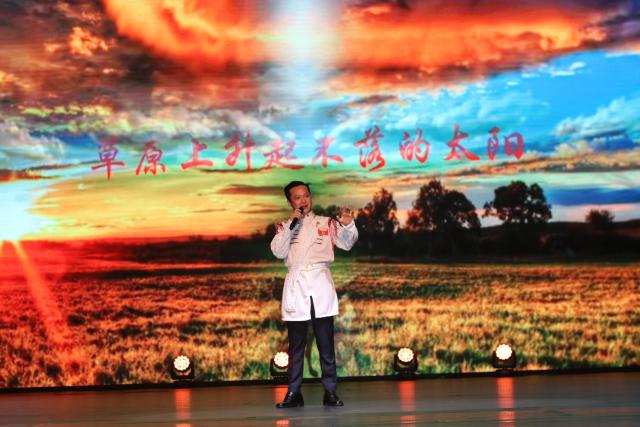 (251026) -- VIENTIANE, Oct. 26, 2025 (Xinhua) -- A contestant sings a Chinese song at the final round of the fourth "Laotians Sing Chinese Songs" competition held in Vientiane, Laos, Oct. 24, 2025. The final round of the fourth "Laotians Sing Chinese Songs" competition took place in the Lao capital Vientiane on Friday, attracting nearly 1,000 attendees from both China and Laos.
   TO GO WITH "4th 'Laotians Sing Chinese Songs' competition concludes in Laos" (Photo by Wang Yuping/Xinhua)