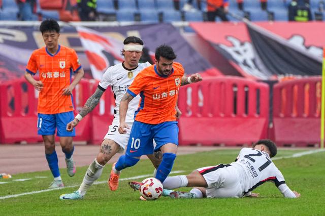 (251026) -- JINAN, Oct. 26, 2025 (Xinhua) -- Valeri Qazaishvili (2nd R) of Shandong Taishan competes during the 28th round match between Shandong Taishan and Shanghai Port at the 2025 Chinese Super League (CSL) in Jinan, east China's Shandong Province, Oct. 26, 2025. (Xinhua/Zhu Zheng)