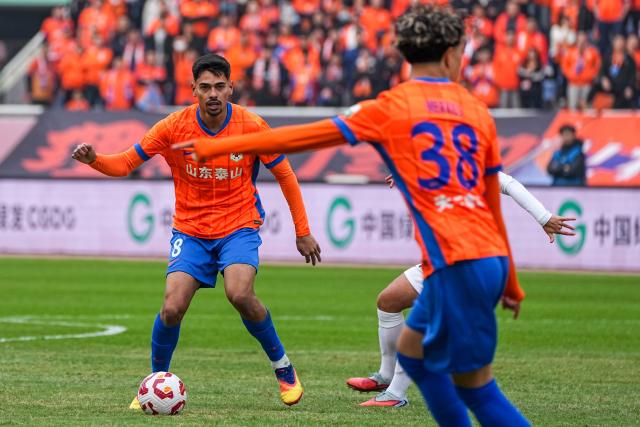 (251026) -- JINAN, Oct. 26, 2025 (Xinhua) -- Guilherme Madruga (L) of Shandong Taishan competes during the 28th round match between Shandong Taishan and Shanghai Port at the 2025 Chinese Super League (CSL) in Jinan, east China's Shandong Province, Oct. 26, 2025. (Xinhua/Zhu Zheng)