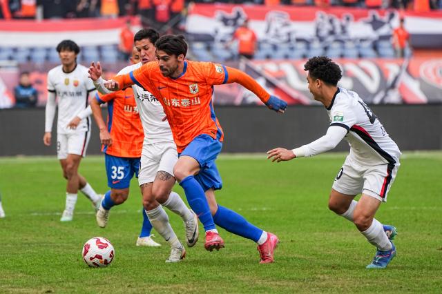 (251026) -- JINAN, Oct. 26, 2025 (Xinhua) -- Zeca (2nd R) of Shandong Taishan competes during the 28th round match between Shandong Taishan and Shanghai Port at the 2025 Chinese Super League (CSL) in Jinan, east China's Shandong Province, Oct. 26, 2025. (Xinhua/Zhu Zheng)