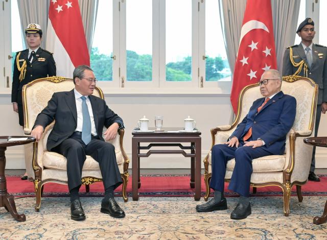 (251026) -- SINGAPORE, Oct. 26, 2025 (Xinhua) -- Chinese Premier Li Qiang meets with Singaporean Acting President Eddie Teo at Istana, the country's presidential palace, in Singapore, Oct. 26, 2025. (Xinhua/Gao Jie)