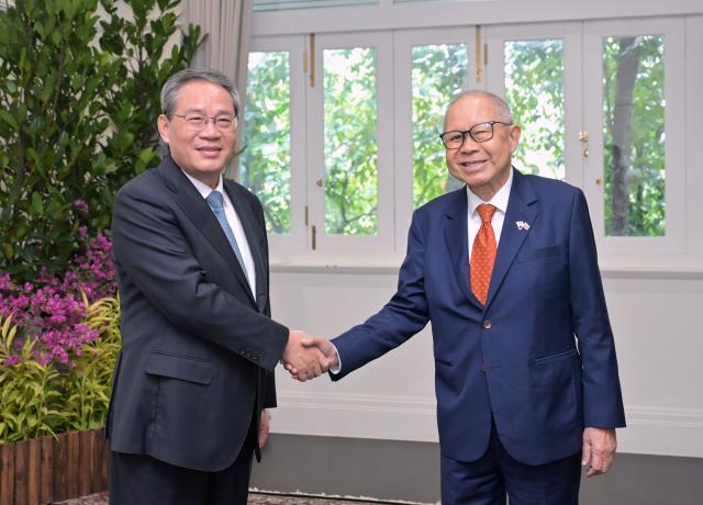 (251026) -- SINGAPORE, Oct. 26, 2025 (Xinhua) -- Chinese Premier Li Qiang meets with Singaporean Acting President Eddie Teo at Istana, the country's presidential palace, in Singapore, Oct. 26, 2025. (Xinhua/Gao Jie)