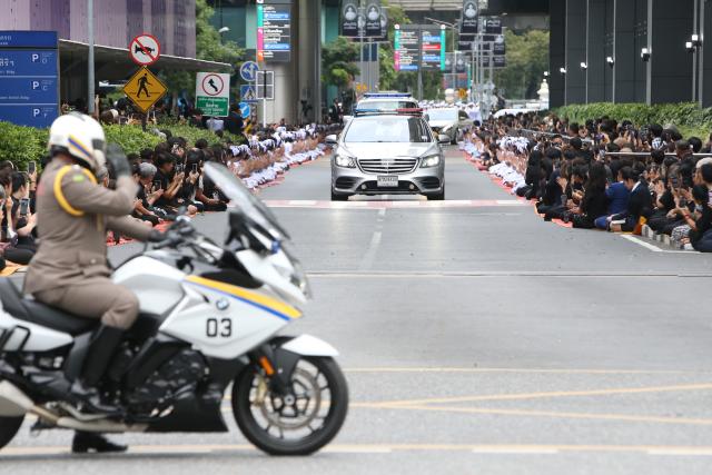 (251026) -- BANGKOK, Oct. 26, 2025 (Xinhua) -- The hearse carrying the late Thailand's Queen Mother Sirikit passes by mourners at King Chulalongkorn Memorial Hospital in Bangkok, Thailand, Oct. 26, 2025. Thailand's Queen Mother Sirikit passed away on Friday at the age of 93, the Bureau of the Royal Household announced. (Xinhua/Rachen Sageamsak)