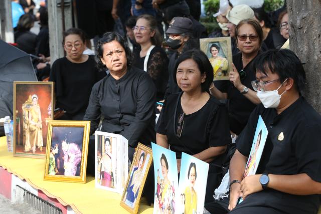 (251026) -- BANGKOK, Oct. 26, 2025 (Xinhua) -- People mourn for Thailand's Queen Mother Sirikit at King Chulalongkorn Memorial Hospital in Bangkok, Thailand, Oct. 26, 2025. Thailand's Queen Mother Sirikit passed away on Friday at the age of 93, the Bureau of the Royal Household announced. (Xinhua/Rachen Sageamsak)