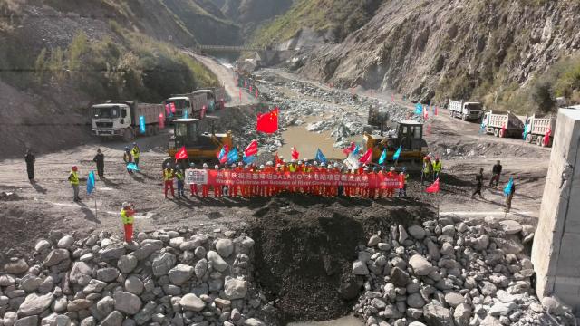 (251026) -- BALAKOT, Oct. 26, 2025 (Xinhua) -- Workers celebrate at a river closure ceremony of the Balakot Hydropower Project in the northwest Khyber Pakhtunkhwa (KP) province of Pakistan, Oct. 25, 2025. The China-built Balakot Hydropower Project in Pakistan achieved river closure on Saturday, marking the start of the dam's main construction phase.
   Located on the Kunhar River in the northwest KP province, the 300-megawatt hydropower project is contracted by China Energy Engineering Corporation and constructed by its subsidiary, China Gezhouba Group Third Engineering Co., Ltd. The project officially commenced in September 2021. (China Energy Engineering Corporation/Handout via Xinhua)