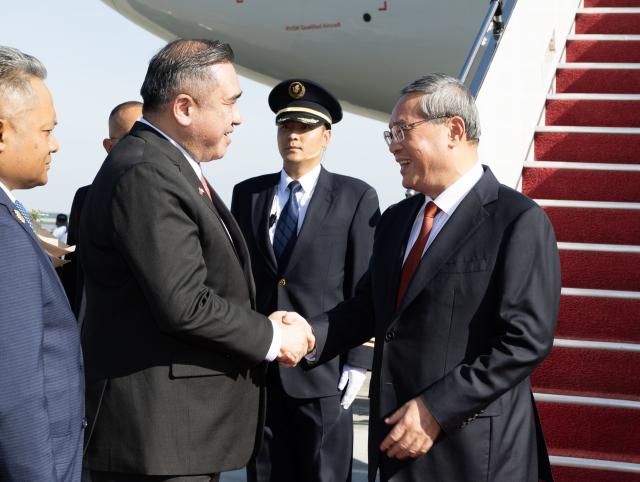 (251026) -- KUALA LUMPUR, Oct. 26, 2025 (Xinhua) -- At the invitation of Prime Minister Anwar Ibrahim of Malaysia, ASEAN's rotating chair, Chinese Premier Li Qiang arrives at Kuala Lumpur International Airport to attend the leaders' meetings on East Asian cooperation in Kuala Lumpur, Malaysia, Oct. 26, 2025. (Xinhua/Huang Jingwen)