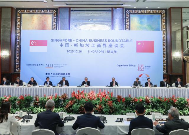 (251026) -- SINGAPORE, Oct. 26, 2025 (Xinhua) -- Chinese Premier Li Qiang attends a China-Singapore business roundtable alongside Singapore's Deputy Prime Minister Gan Kim Yong in Singapore, Oct. 26, 2025. (Xinhua/Wang Ye)