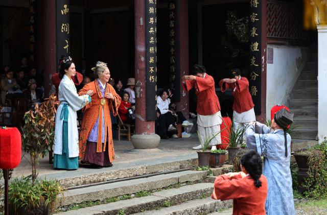 (251026) -- QUZHOU, Oct. 26, 2025 (Xinhua) -- Performers are seen during a performance themed on filial responsibility in Dachen Village of Quzhou, east China's Zhejiang Province, Oct. 25, 2025. In recent years, Quzhou has been fostering a harmonious living environment by promoting Chinese etiquette education to the public and putting the idea of "good-mannered" into its governmental service. (Xinhua/Jin Haoyuan)