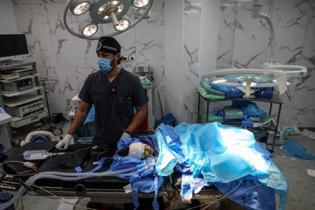 (251027) -- GAZA, Oct. 27, 2025 (Xinhua) -- A Palestinian injured child is seen at Al-Shifa Hospital in Gaza City, on Oct. 24, 2025. According to data from the United Nations Mine Action Service (UNMAS), at least 320 Palestinians have been killed and injured by unexploded ordnance across the Gaza Strip since the start of the conflict in October 2023.
   TO GO WITH "Feature: Unexploded ordnance in Gaza poses deadly threat to residents despite ceasefire" (Photo by Rizek Abdeljawad/Xinhua)