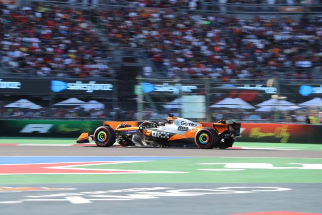 (251027) -- MEXICO CITY, Oct. 27, 2025 (Xinhua) -- McLaren's Australian driver Oscar Piastri competes during the Formula One Mexico Grand Prix at the Hermanos Rodriguez Circuit in Mexico City, Mexico, Oct. 26, 2025. (Xinhua/Li Mengxin)