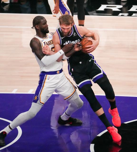 (251027) -- SACRAMENTO, Oct. 27, 2025 (Xinhua) -- Domantas Sabonis (R) of Sacramento Kings competes during the 2025-2026 NBA regular season match between Sacramento Kings and Los Angeles Lakers in Sacramento, the United States, Oct. 26, 2025. (Photo by Sun Yuxuan/Xinhua)