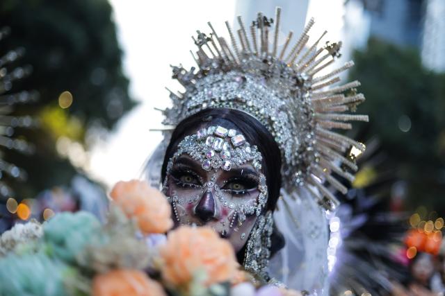 (251027) -- MEXICO CITY, Oct. 27, 2025 (Xinhua) -- A participant with facial makeup takes part in the Catrinas Parade in Mexico City, capital of Mexico, on Oct. 26, 2025. The Catrinas Parade was held on Sunday ahead of the Day of the Dead. (Photo by Francisco Canedo/Xinhua)