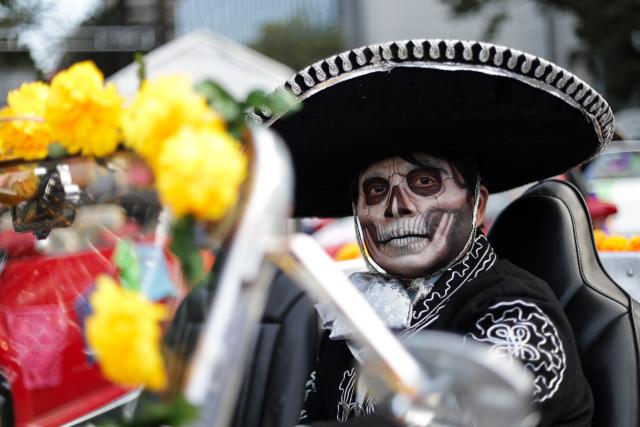 (251027) -- MEXICO CITY, Oct. 27, 2025 (Xinhua) -- A participant with facial makeup takes part in the Catrinas Parade in Mexico City, capital of Mexico, on Oct. 26, 2025. The Catrinas Parade was held on Sunday ahead of the Day of the Dead. (Photo by Francisco Canedo/Xinhua)