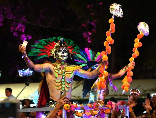 (251027) -- MEXICO CITY, Oct. 27, 2025 (Xinhua) -- Participants take part in the Catrinas Parade in Mexico City, capital of Mexico, on Oct. 26, 2025. The Catrinas Parade was held on Sunday ahead of the Day of the Dead. (Xinhua/Zhang Lei)