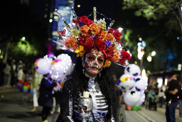 (251027) -- MEXICO CITY, Oct. 27, 2025 (Xinhua) -- A participant with facial makeup takes part in the Catrinas Parade in Mexico City, capital of Mexico, on Oct. 26, 2025. The Catrinas Parade was held on Sunday ahead of the Day of the Dead. (Photo by Francisco Canedo/Xinhua)